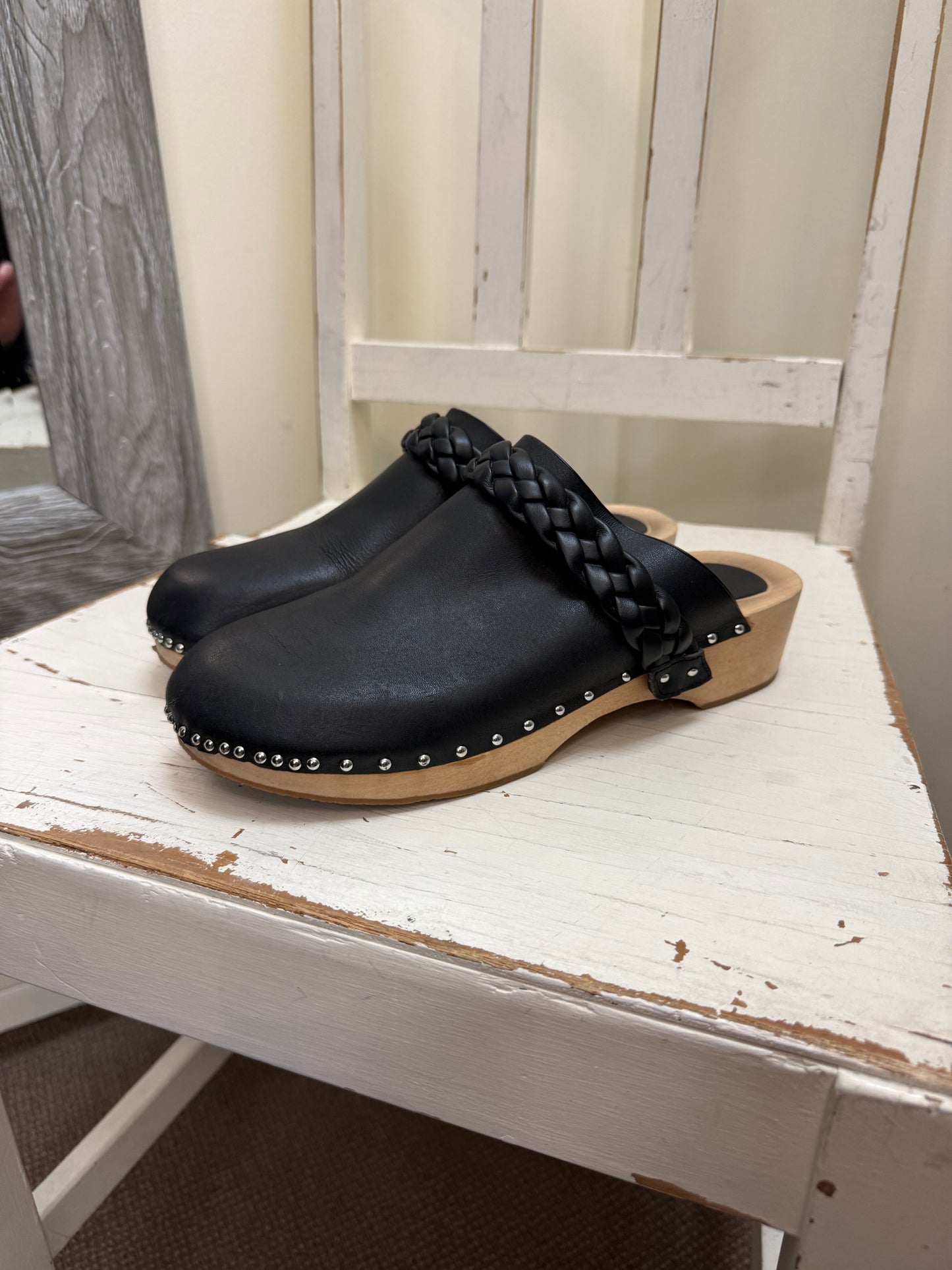 La Tribe Clogs