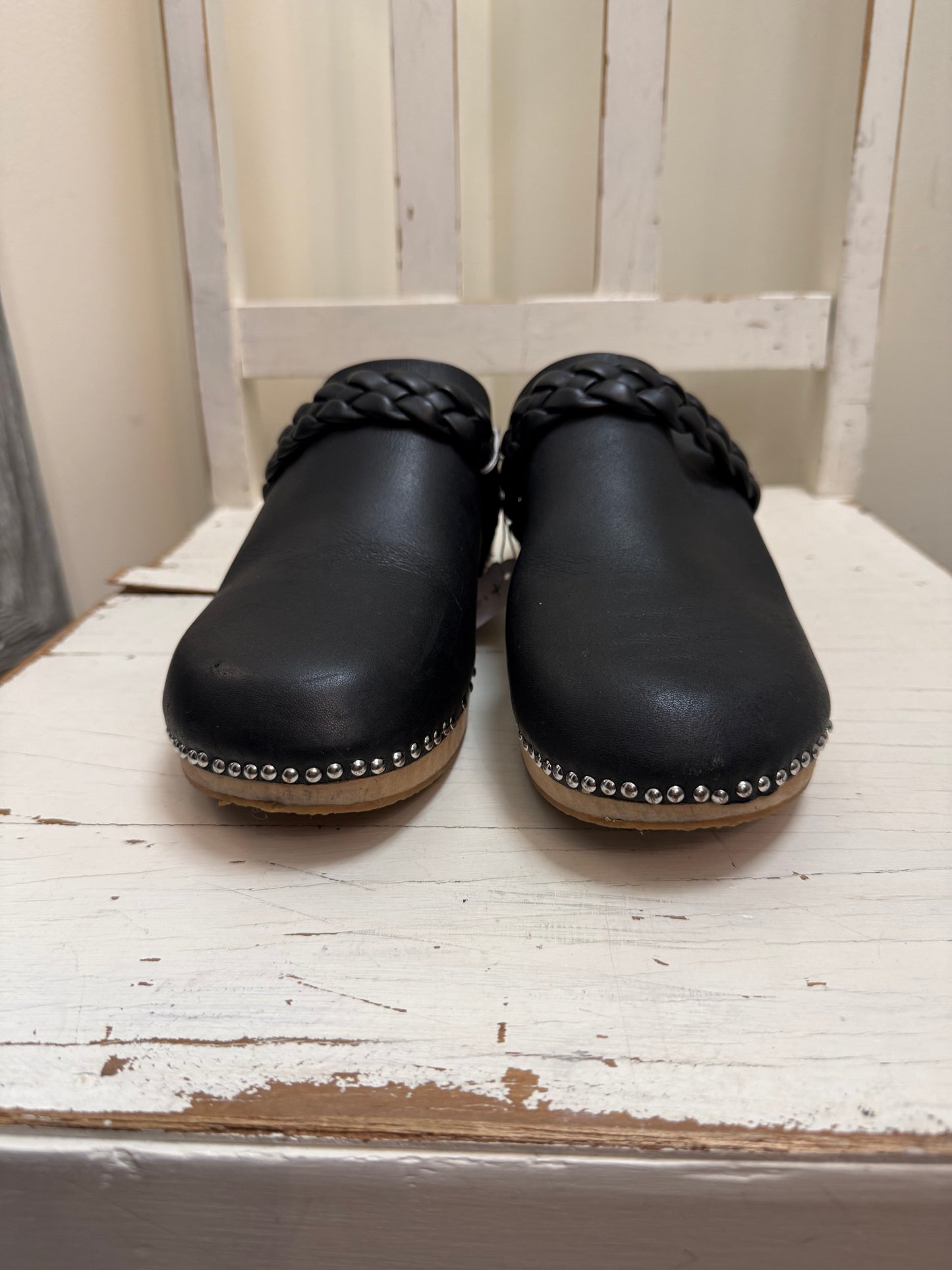 La Tribe Clogs